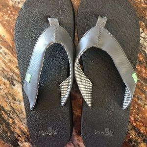 Sanuk Women’s yoga mat sandals, charcoal sz 8
